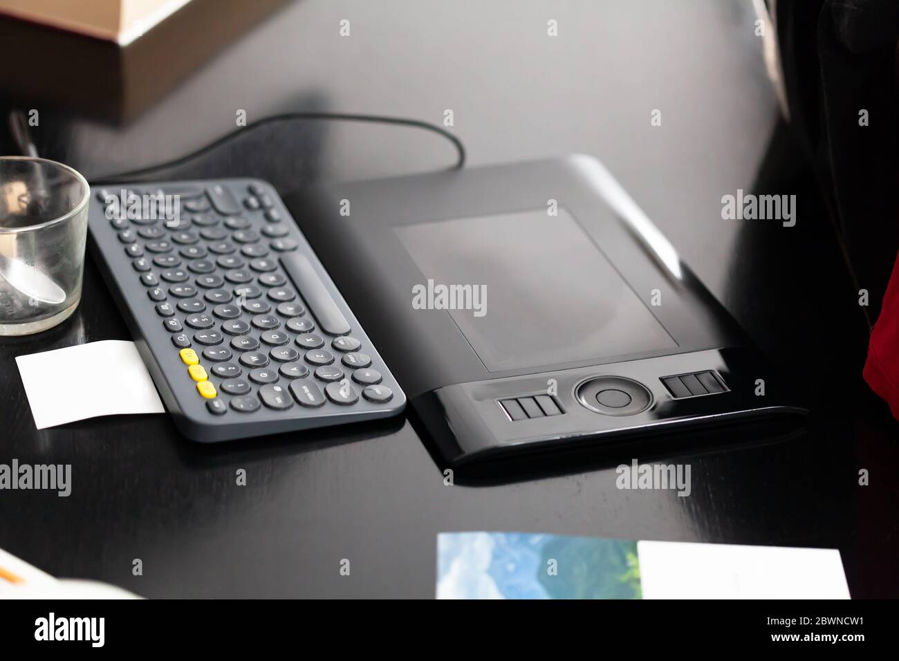 Simple, moderne et propre bureau espace de travail avec un clavier et une tablette graphique, personne. Un espace de travail simplifié pour les concepteurs d'ordinateurs et de graphiques Banque D'Images