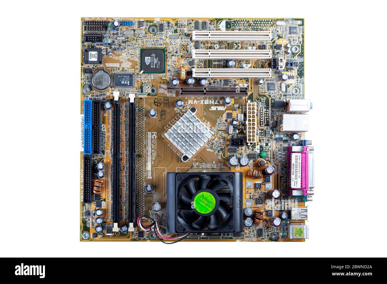 Ancienne carte mère Asus A7N8X-VM PC avec support AMD A, refroidisseur de stock et chipset Nvidia vue de dessus, simple produit studio tourné de dessus isolé sur blanc Banque D'Images