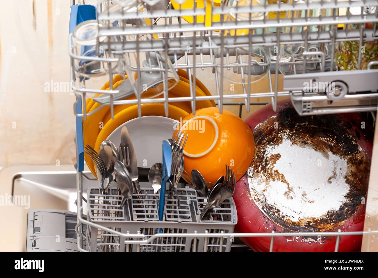 De nombreux plats différents à l'intérieur d'un lave-vaisselle ouvert vue  latérale. Vaisselle et couverts de lavage divers concept simple, naturel,  domestique Photo Stock - Alamy
