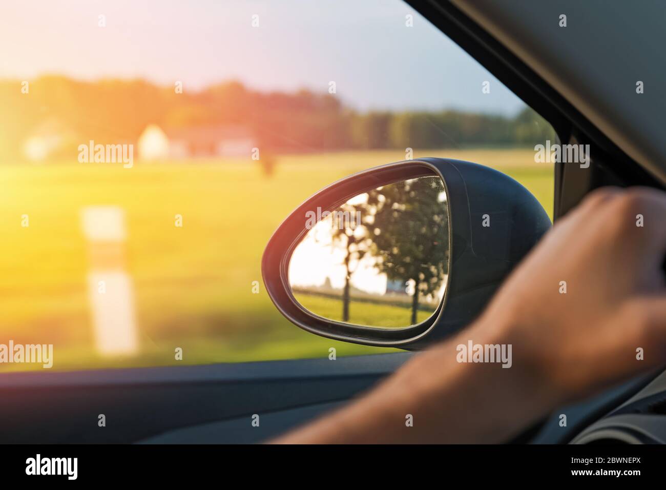 Vue latérale arrière en flou du rétroviseur de la voiture avec arrière-plan flou Banque D'Images
