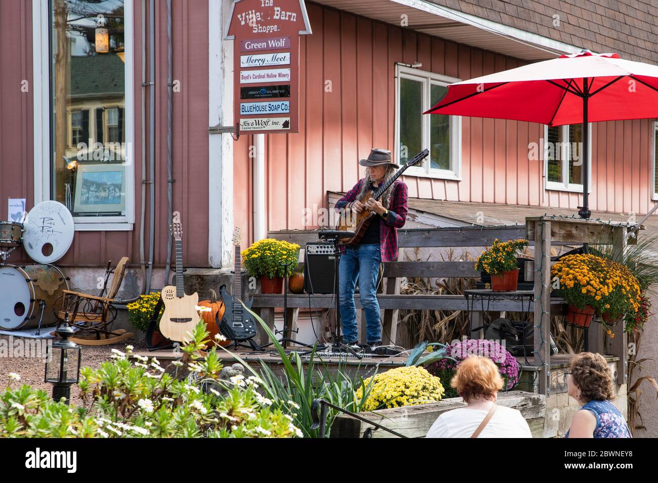 Skippack, PA - 7 octobre 2017 : des concerts sont proposés à l'extérieur pendant l'événement annuel de shopping artistique et artisanal de Skippack Days. Banque D'Images