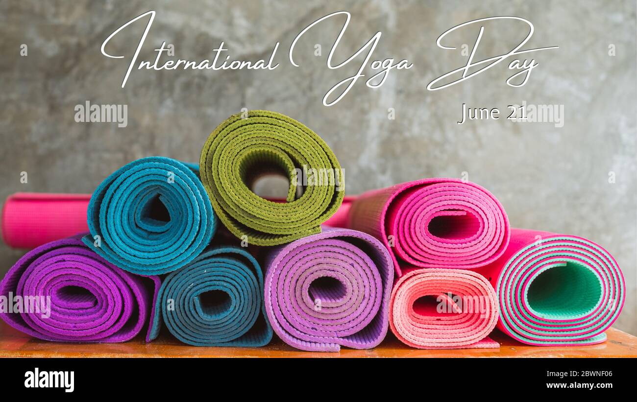 Beaucoup de tapis de yoga coloré avec le texte international Journée de yoga.  Arrière-plan, affiche, carte ou design. Copier l'espace. Juin 21. Soins de  santé. Citation, message Photo Stock - Alamy
