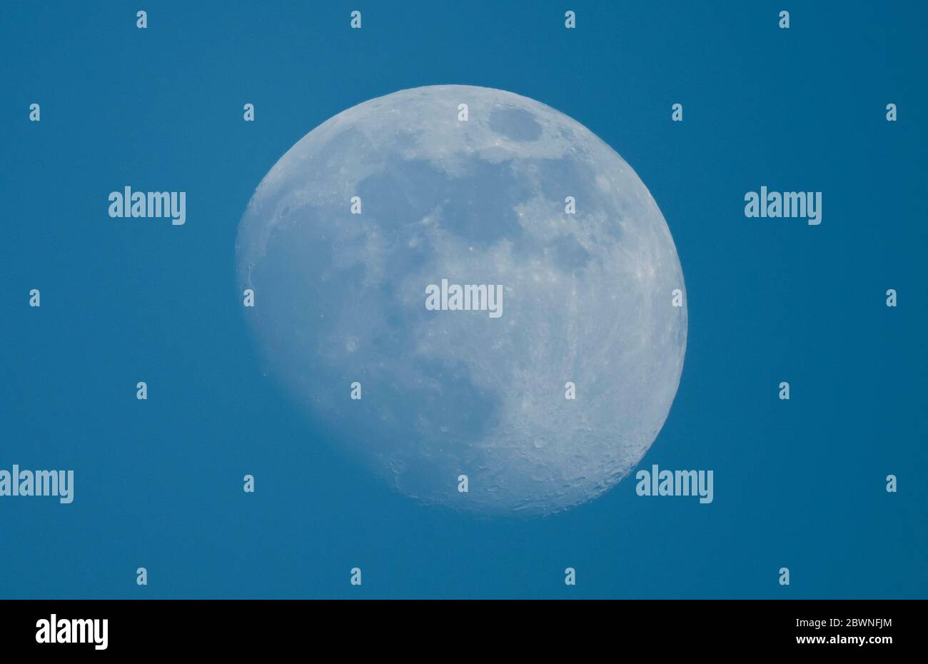Londres, Royaume-Uni. 2 juin 2020. Lune gibboteuse à 85 % cirant dans un ciel bleu clair au-dessus de Londres, en début de soirée, avec Mare Humorum (mer d'humidité) maintenant visible en bas à gauche avec le grand cratère Gassendi visible en haut à gauche de Humorum. Ce sera peut-être la dernière soirée claire à Londres pour un certain temps, comme la première pluie pour des semaines est prévue demain. Crédit: Malcolm Park/Alay Live News Banque D'Images