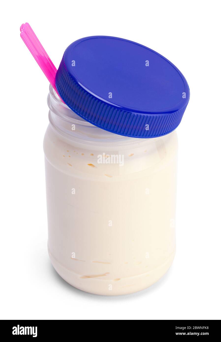 Pot de Mayo avec couteau en plastique isolé sur blanc. Banque D'Images