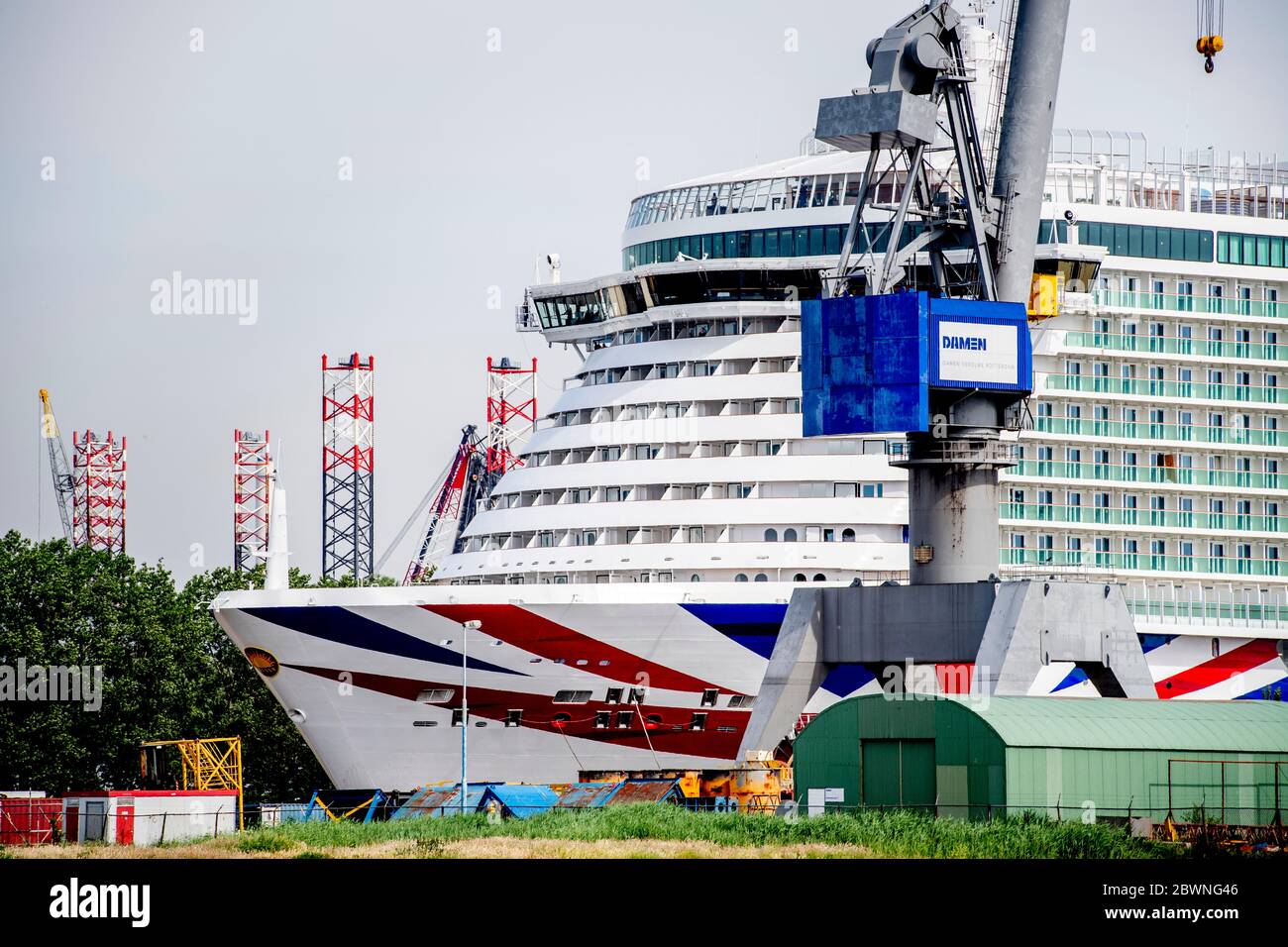 Le premier bateau de croisière à essence arrime à Rotterdam Iona, un tout nouveau bateau de croisière de 184 345 mètres de long, qui peut transporter 5200 passagers. Le navire sera amarré à Damen Verolme dans le Botlek. Le navire a été construit sur le Meyerwerft à Papenburg et navigue maintenant sur la côte danoise. Le transfert n'a pas encore eu lieu à P&O Cruises. C'est le premier navire de croisière à moteur GNL à arriver à Rotterdam. Carnival a encore dix navires de croisière fonctionnant au GNL sur commande. Banque D'Images