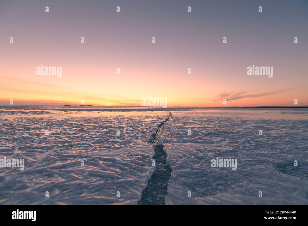Glace fissurée au coucher du soleil au printemps dans l'extrême nord Banque D'Images