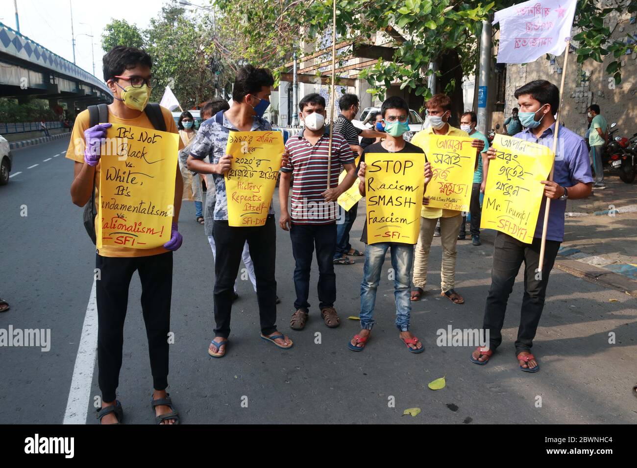 Kolkata, Inde. 02 juin 2020. Rassemblement de protestation conjoint de la Fédération des étudiants de l'Inde (SFI) et de la Fédération démocratique de la jeunesse de l'Inde (DYFI) pour exprimer leur solidarité avec le peuple américain après que les autorités aient assoupli les restrictions imposées comme mesure préventive contre la propagation du COVID-19 à Kolkata, en Inde, le 2 juin 2020. (Photo de Dipa Chakraborty/Pacific Press/Sipa USA) crédit: SIPA USA/Alay Live News Banque D'Images