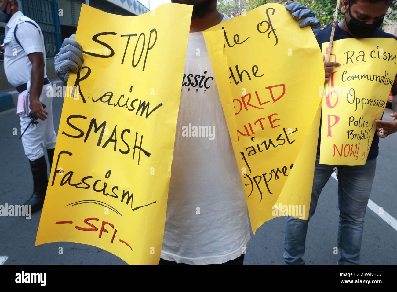 Kolkata, Inde. 02 juin 2020. Rassemblement de protestation conjoint de la Fédération des étudiants de l'Inde (SFI) et de la Fédération démocratique de la jeunesse de l'Inde (DYFI) pour exprimer leur solidarité avec le peuple américain après que les autorités aient assoupli les restrictions imposées comme mesure préventive contre la propagation du COVID-19 à Kolkata, en Inde, le 2 juin 2020. (Photo de Dipa Chakraborty/Pacific Press/Sipa USA) crédit: SIPA USA/Alay Live News Banque D'Images