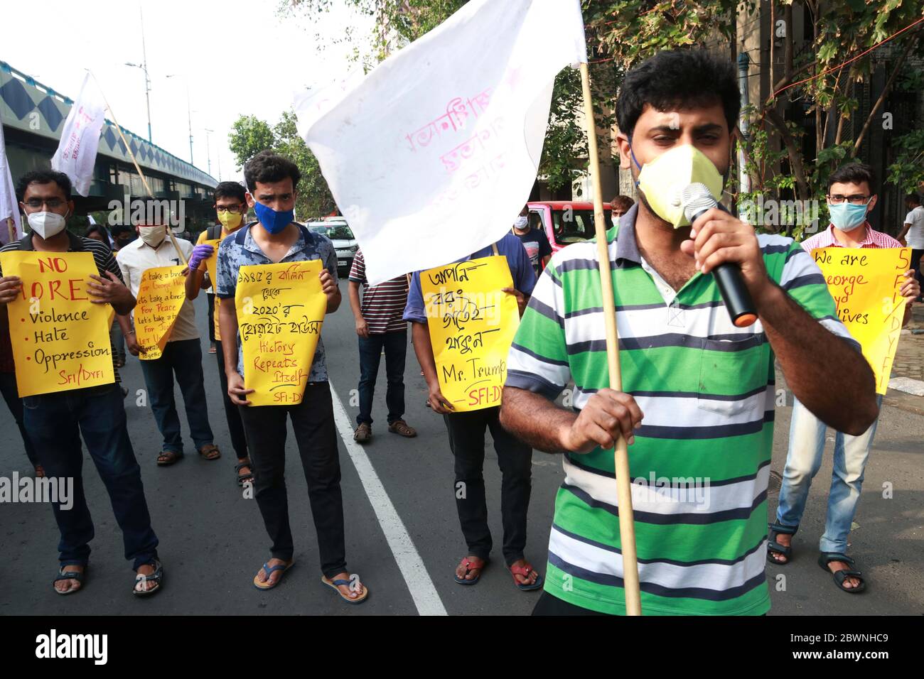 Kolkata, Inde. 02 juin 2020. Rassemblement de protestation conjoint de la Fédération des étudiants de l'Inde (SFI) et de la Fédération démocratique de la jeunesse de l'Inde (DYFI) pour exprimer leur solidarité avec le peuple américain après que les autorités aient assoupli les restrictions imposées comme mesure préventive contre la propagation du COVID-19 à Kolkata, en Inde, le 2 juin 2020. (Photo de Dipa Chakraborty/Pacific Press/Sipa USA) crédit: SIPA USA/Alay Live News Banque D'Images