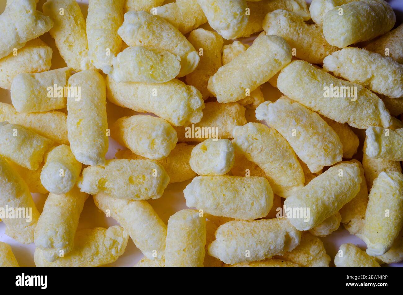 Chips aérées, choux de maïs, casse-croûte de maïs soufflé. Photo détaillée  de maïs de la purée prêt à consommer. Friandises croustillantes Photo Stock  - Alamy
