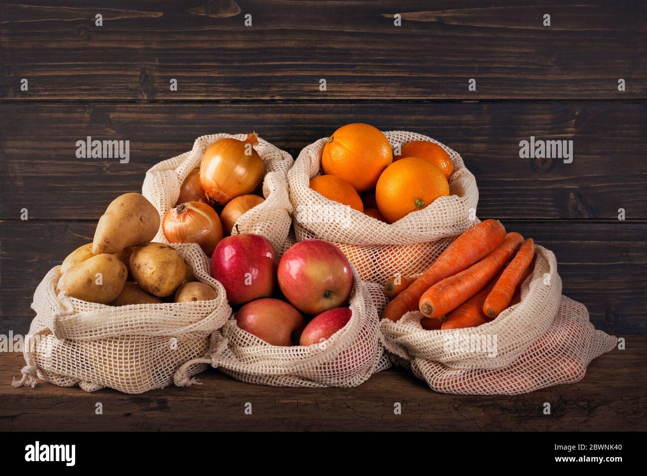 Sacs en filet réutilisables écologiques avec fruits et légumes Banque D'Images