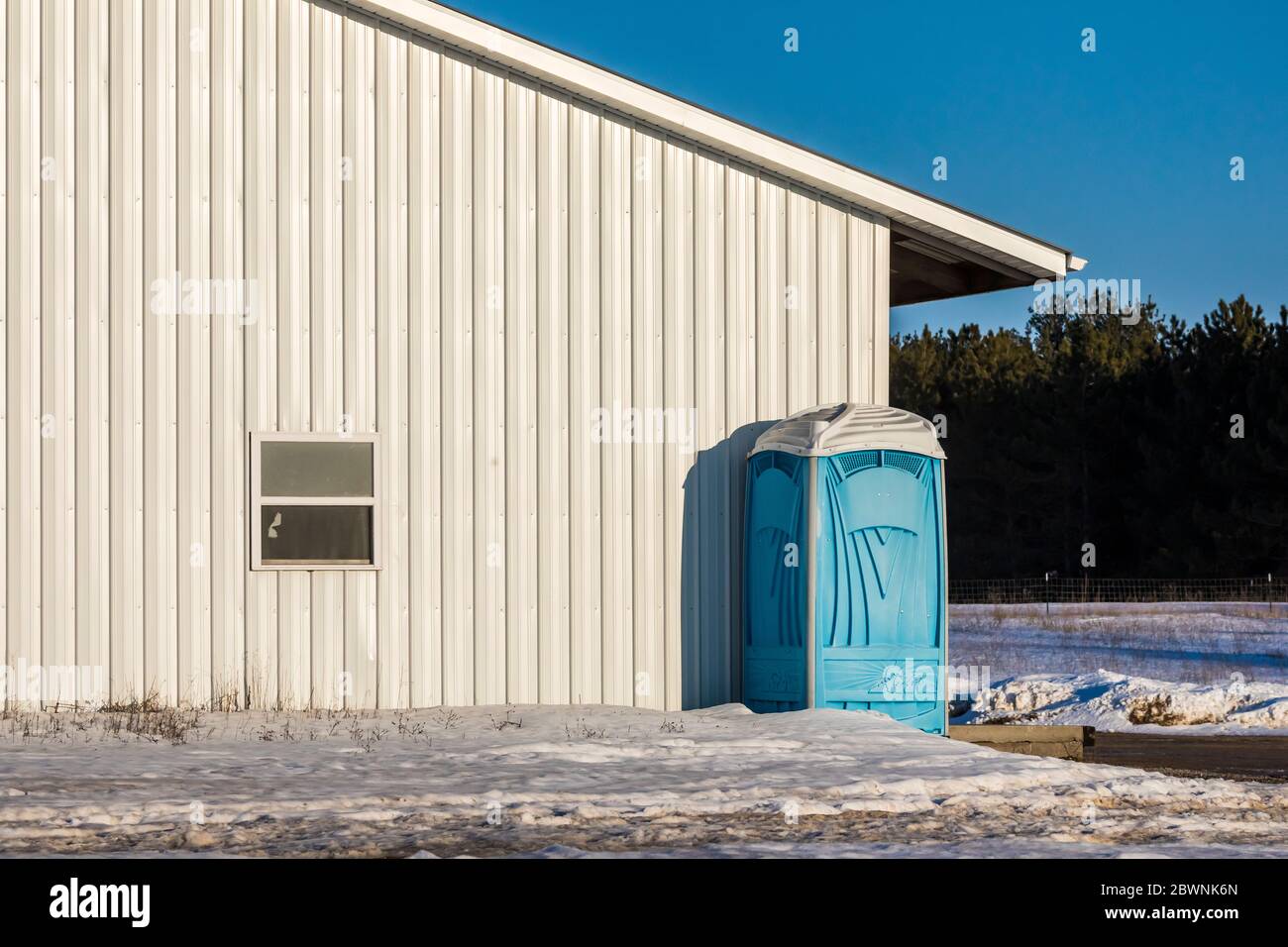 entrepôt de toilettes et de métal portable dans le centre du Michigan, aux États-Unis [aucune autorisation de l'établissement; disponible pour une licence éditoriale uniquement] Banque D'Images