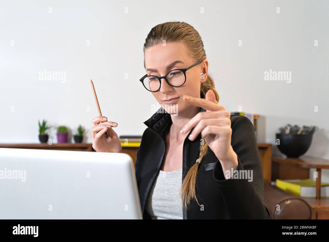 jeune femme d'affaires étudiante enseignant tuteur entraîneur psychologue ordinateur portable, apprendre enseigner en chat en ligne. enseignement en ligne Banque D'Images
