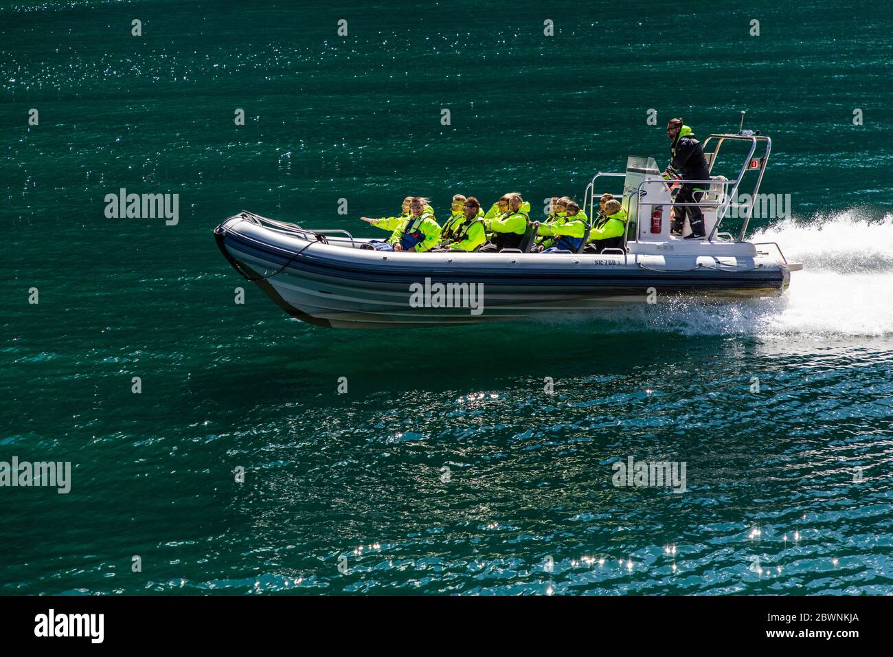 Geiranger, Geirangerfjord, Norvège - juin 2019 : bateau touristique bateau de baies flottant paquebot près de Geiranger dans Geirangerfjorden en été. Banque D'Images