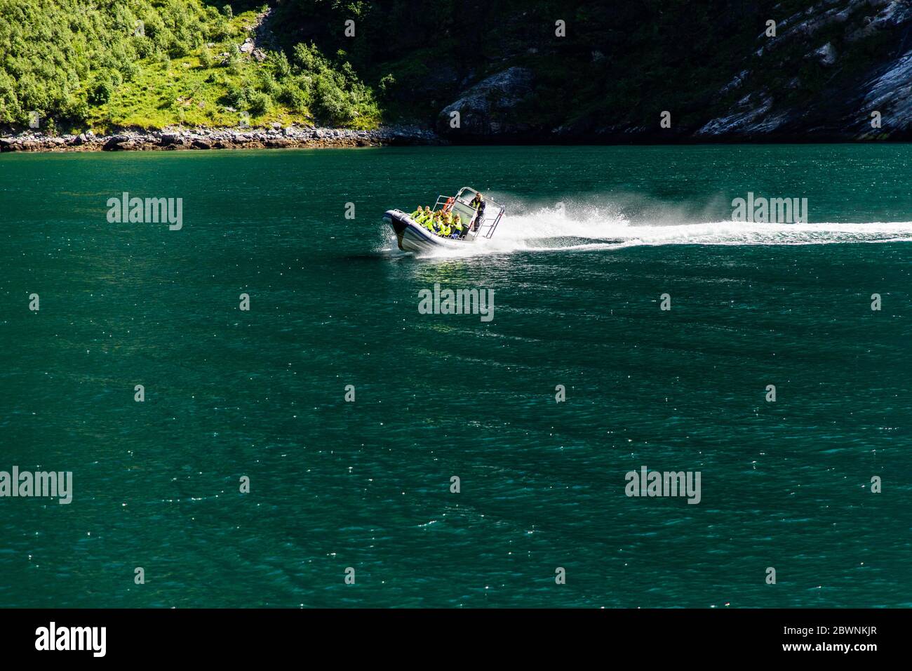 Geiranger, Geirangerfjord, Norvège - juin 2019 : bateau touristique bateau de baies flottant paquebot près de Geiranger dans Geirangerfjorden en été. Banque D'Images