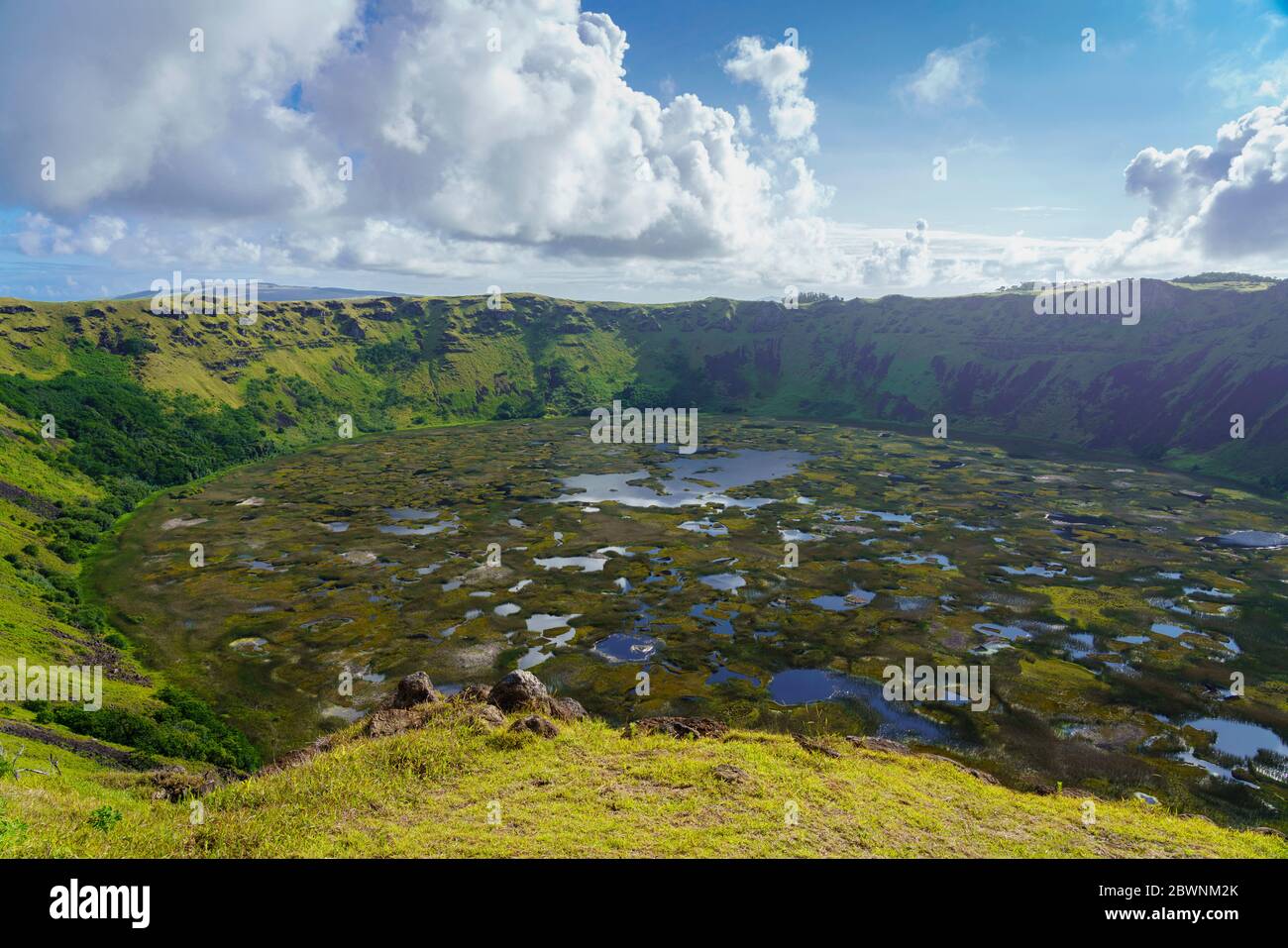 Le cratère de Rano Kau dormant est la principale source d'eau pour les résidents de l'île de Pâques. Banque D'Images