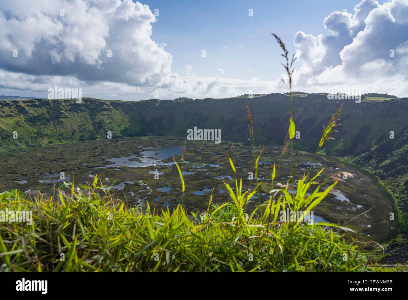 Le cratère de Rano Kau dormant est la principale source d'eau pour les résidents de l'île de Pâques. Banque D'Images