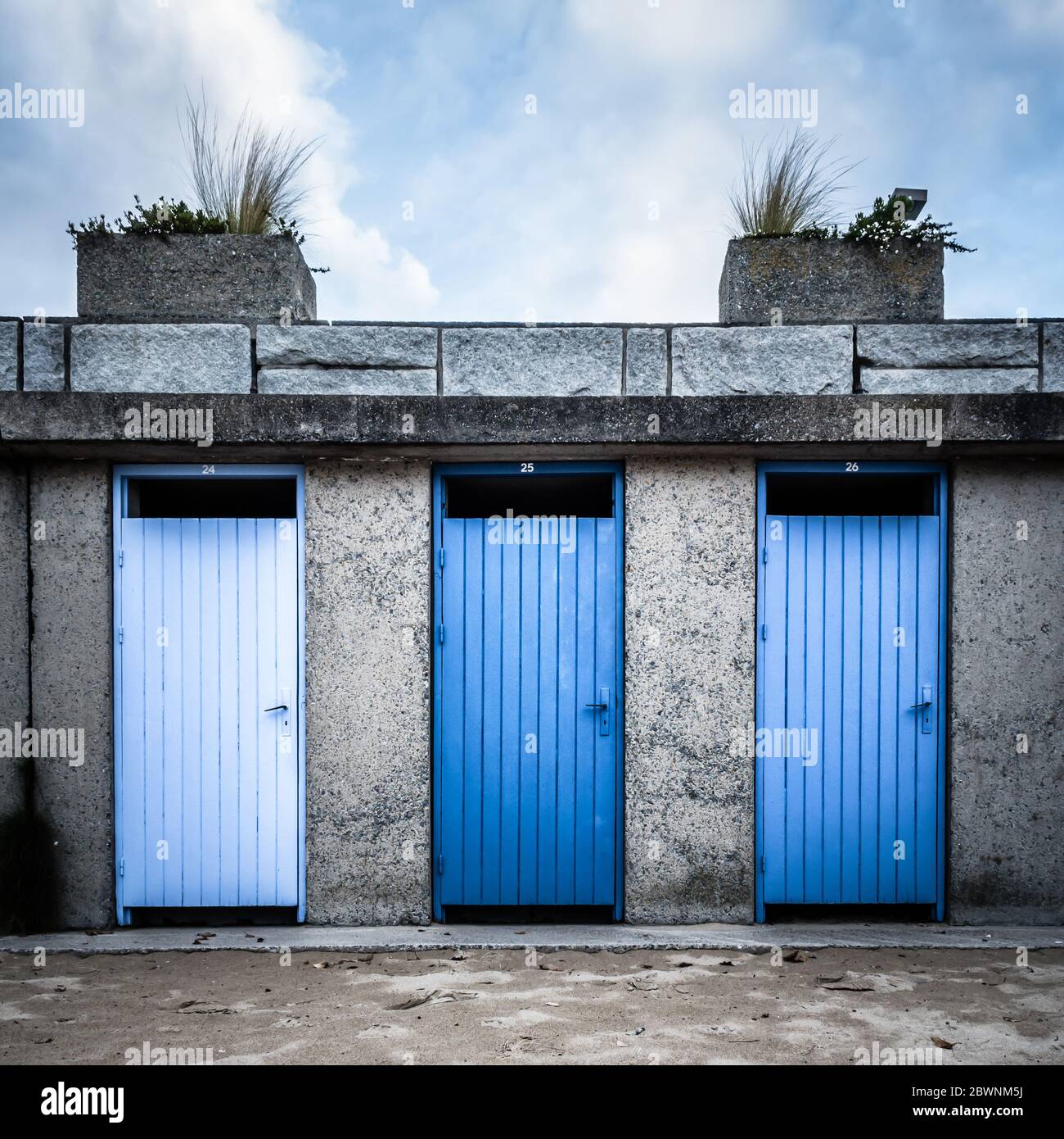 Vue de face carrée des portes bleues de la cabine de plage. Tourné en Bretagne, France Banque D'Images