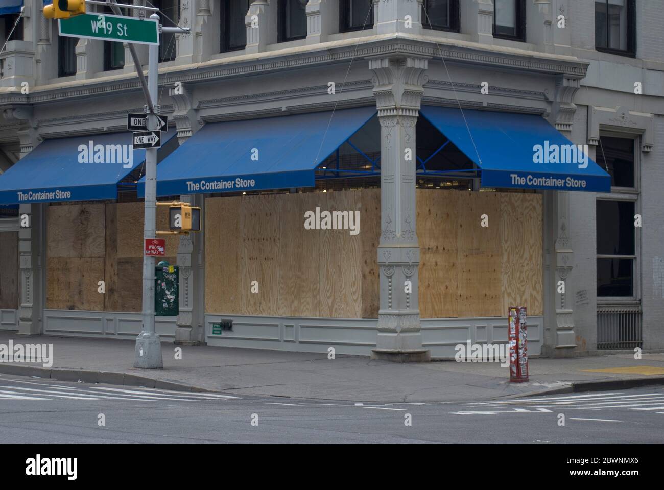 Le Container Store est monté sur la 6ème avenue en raison des émeutes et des pillages à New York pendant la pandémie COVID-19. Banque D'Images