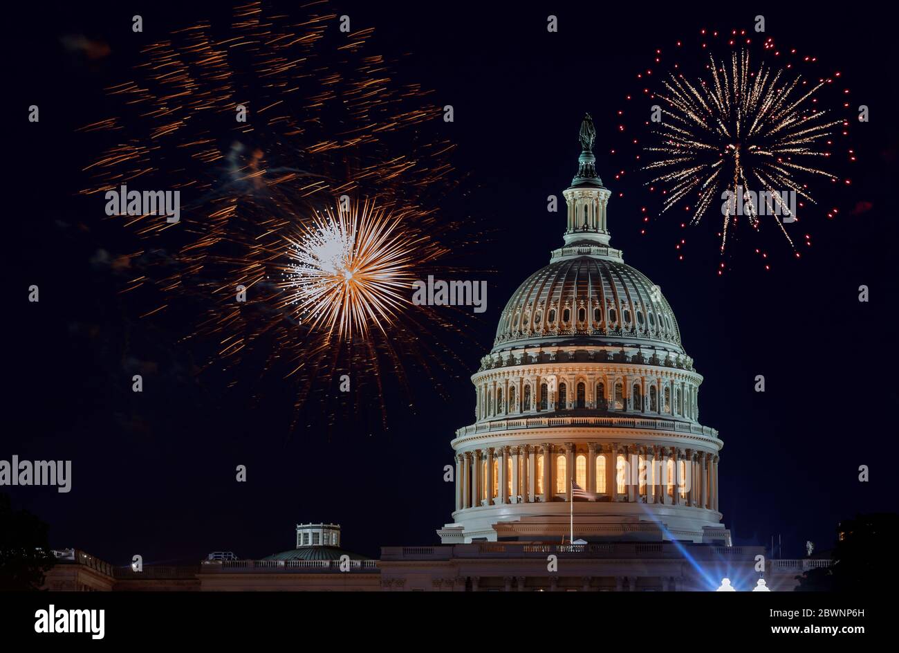 Feux d'artifice célébrant le 4 juillet, jour de l'indépendance, bâtiment du Capitole des États-Unis à Washington DC, en arrière-plan Banque D'Images