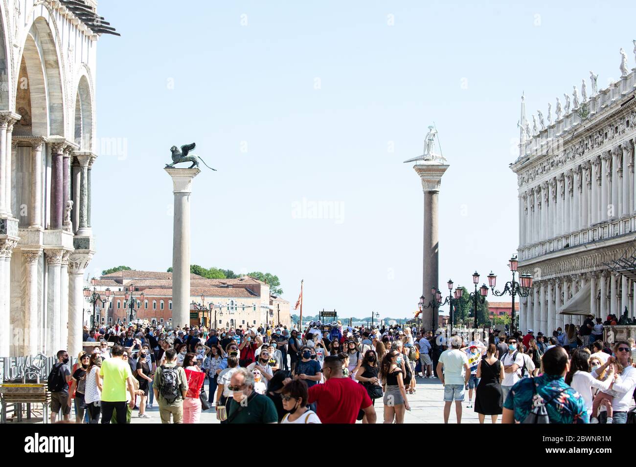 Persone tornano a visitare liberamente piazza San Marco in occasione della festa della repubblica del 02 giugno 2020 dopo le restizioni per l'emergenz Banque D'Images