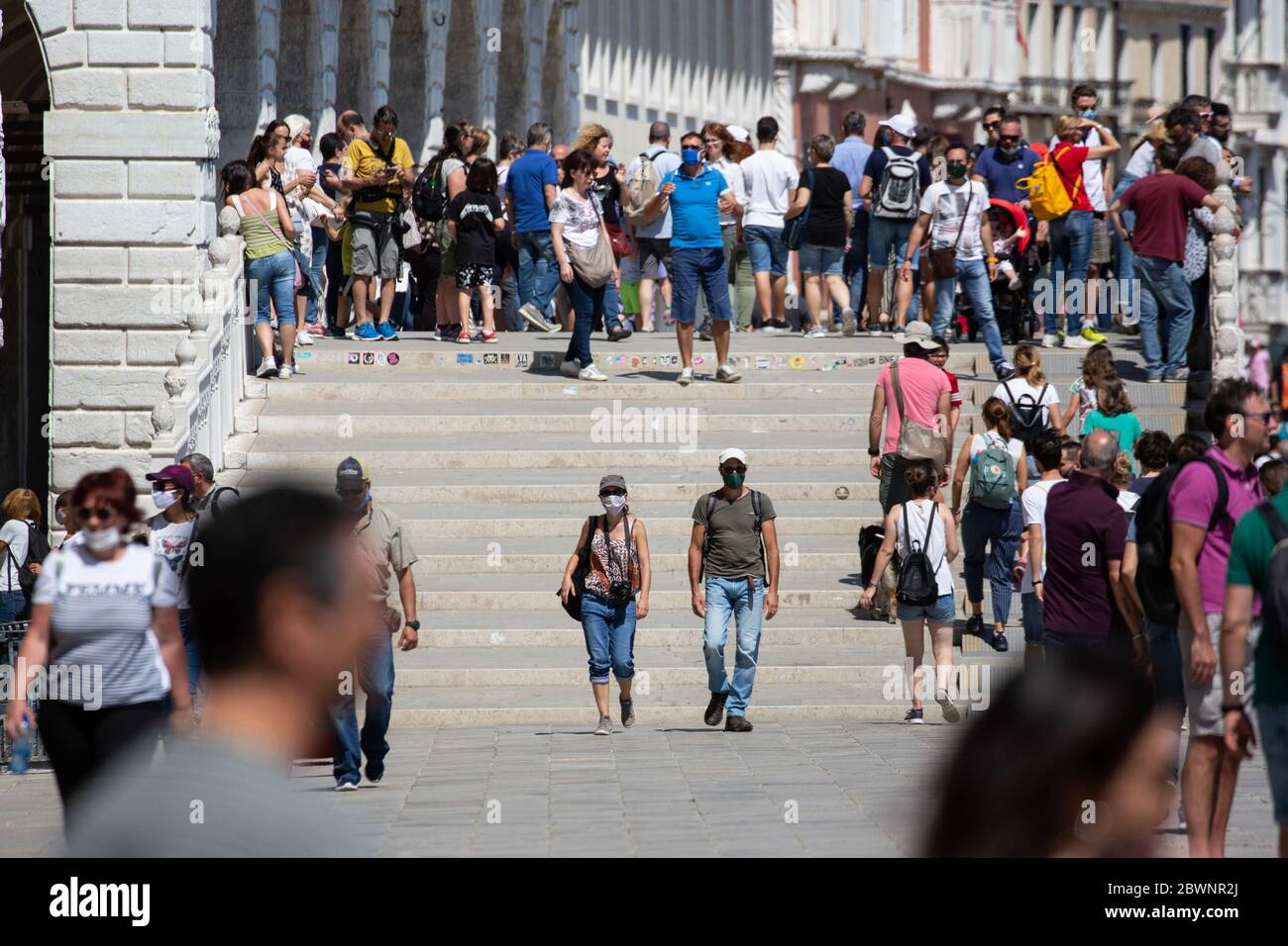 Persone tornano a visitare liberamente piazza San Marco in occasione della festa della repubblica del 02 giugno 2020 dopo le restizioni per l'emergenz Banque D'Images