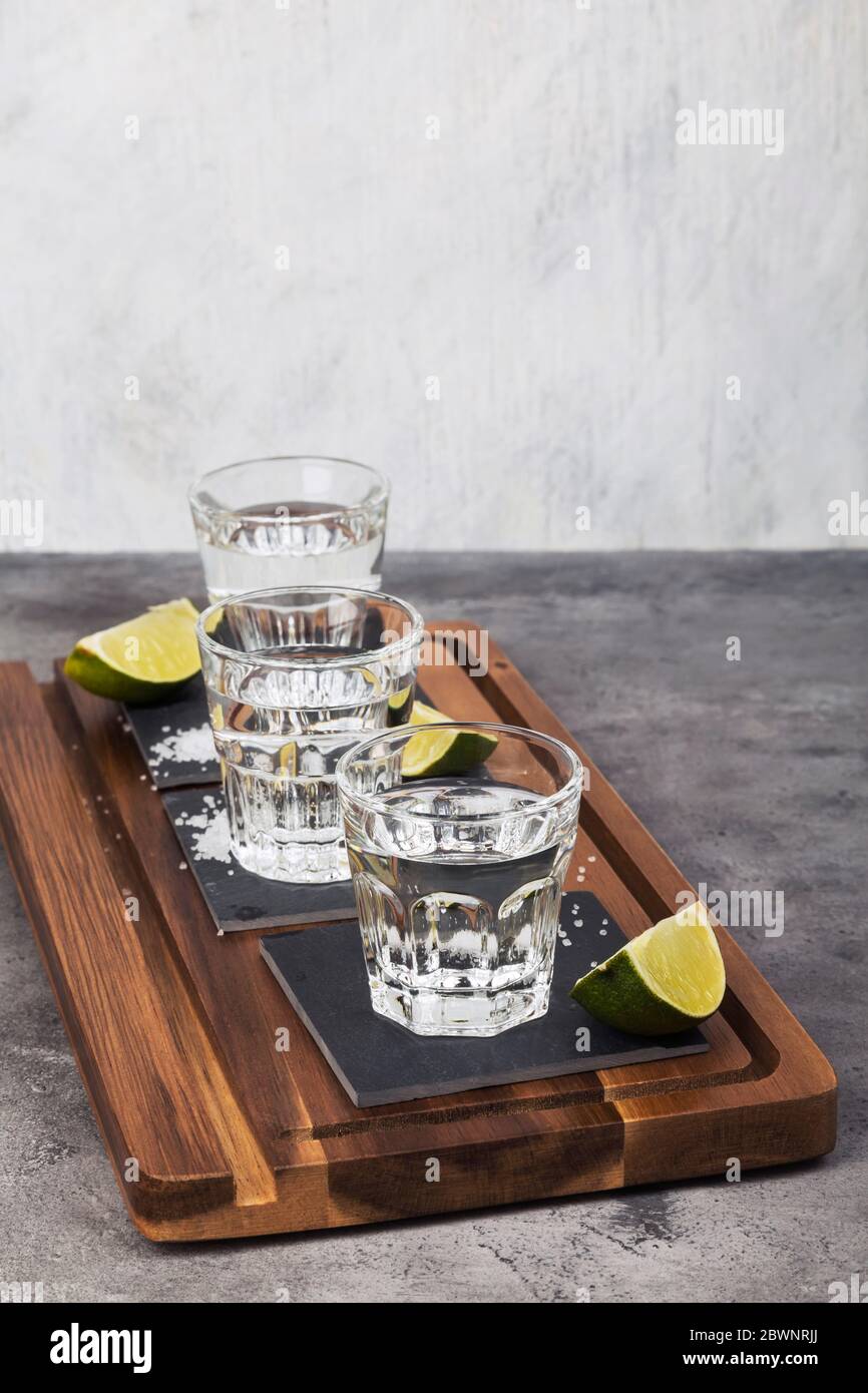 Tequila, limes, sel sur bois Banque D'Images