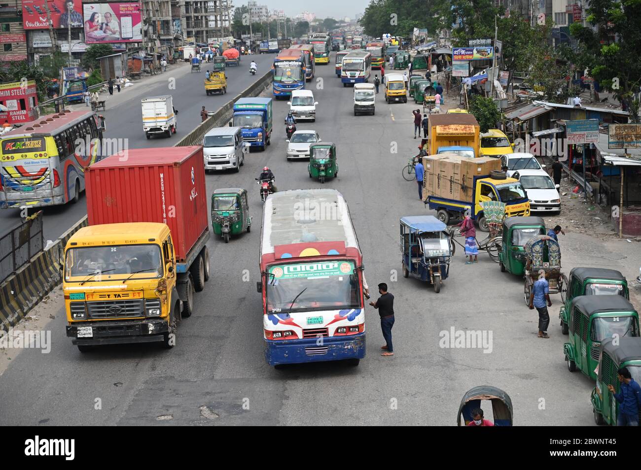 Transports publics vus le long d'une rue après la fin d'un confinement à la suite de l'épidémie de coronavirus COVID-19 à Dhaka, au Bangladesh, le 1er juin 2020. Banque D'Images