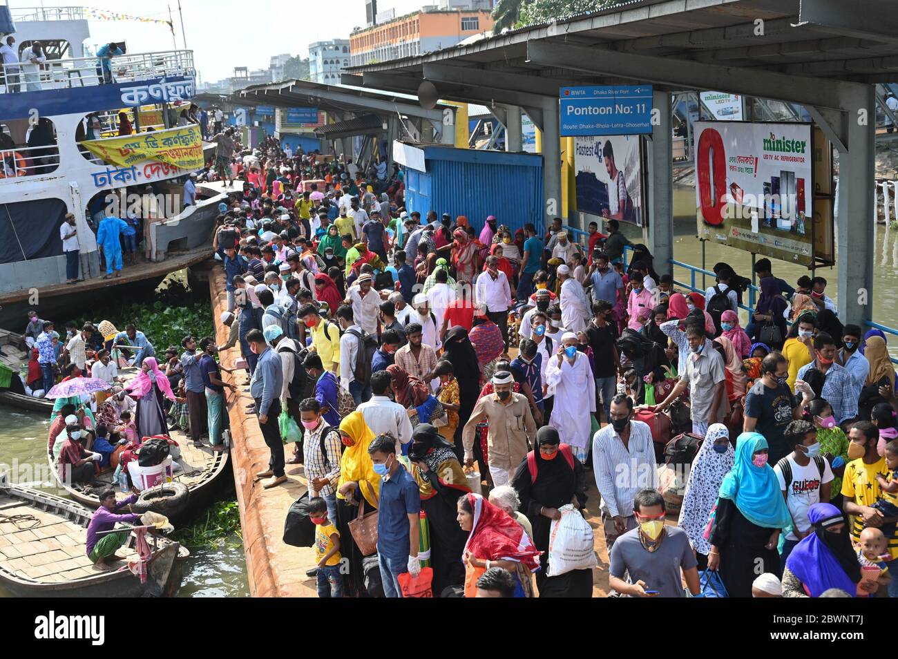Les migrants ont envahi le terminal de ferry de Sadarghat alors qu'ils quittent la capitale après la fin d'un confinement à la suite de l'épidémie de coronavirus COVID-19 à Dhaka, au Bangladesh, le 1er juin 2020. Banque D'Images