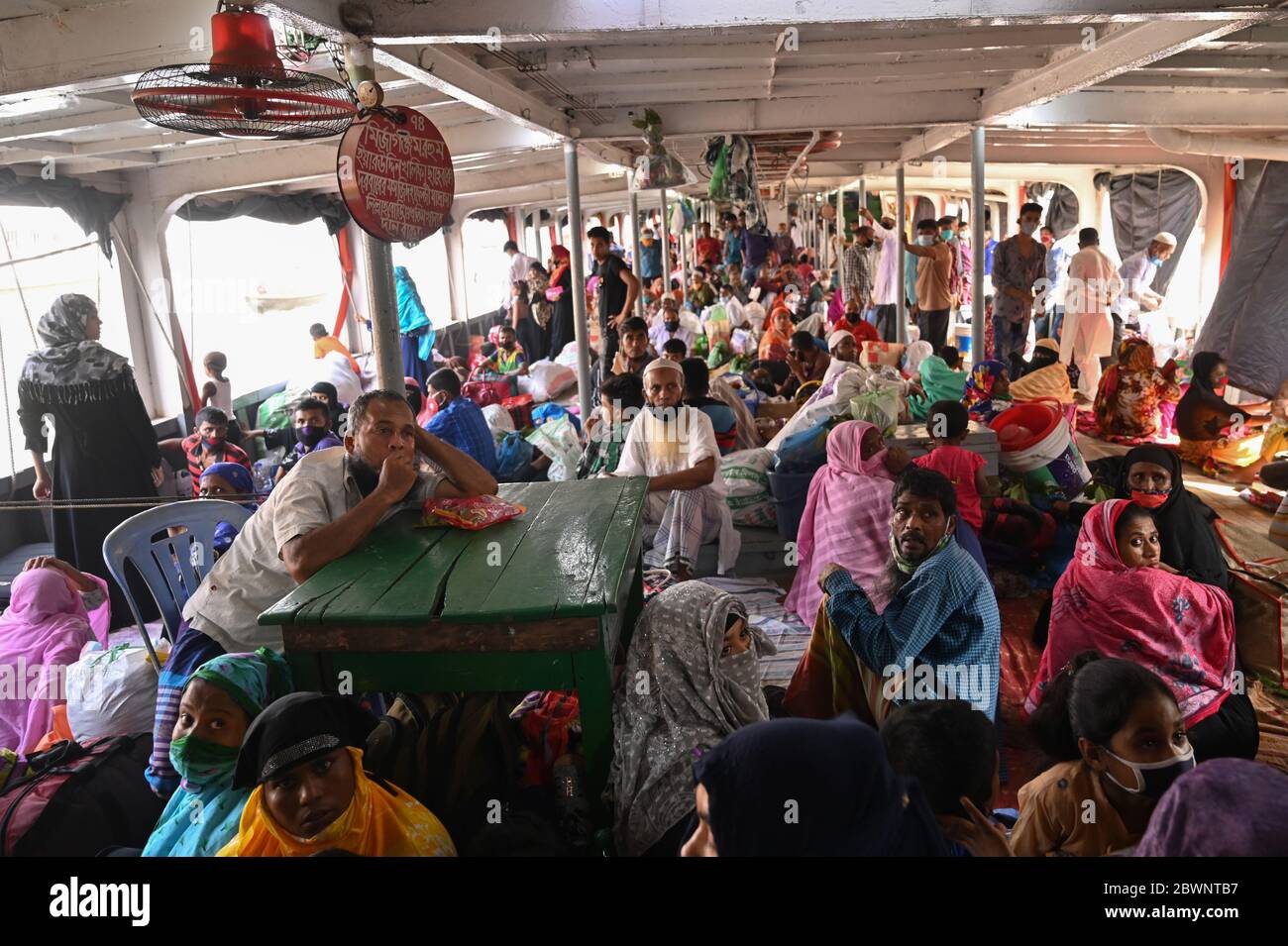 Les migrants sont montés en ferry au terminal de Sadarghat alors qu'ils quittent la capitale après la fin d'un confinement à la suite de l'épidémie de coronavirus COVID-19 à Dhaka, au Bangladesh, le 1er juin 2020. Banque D'Images