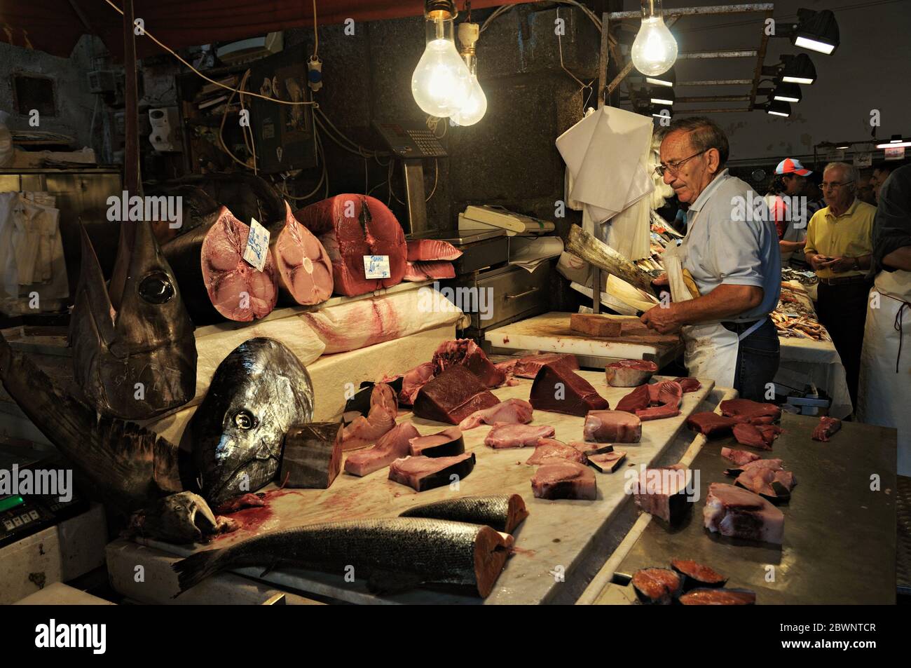 Coupe de poissons à la Pescheria (marché aux poissons) de Catane en Sicile, Italie Banque D'Images