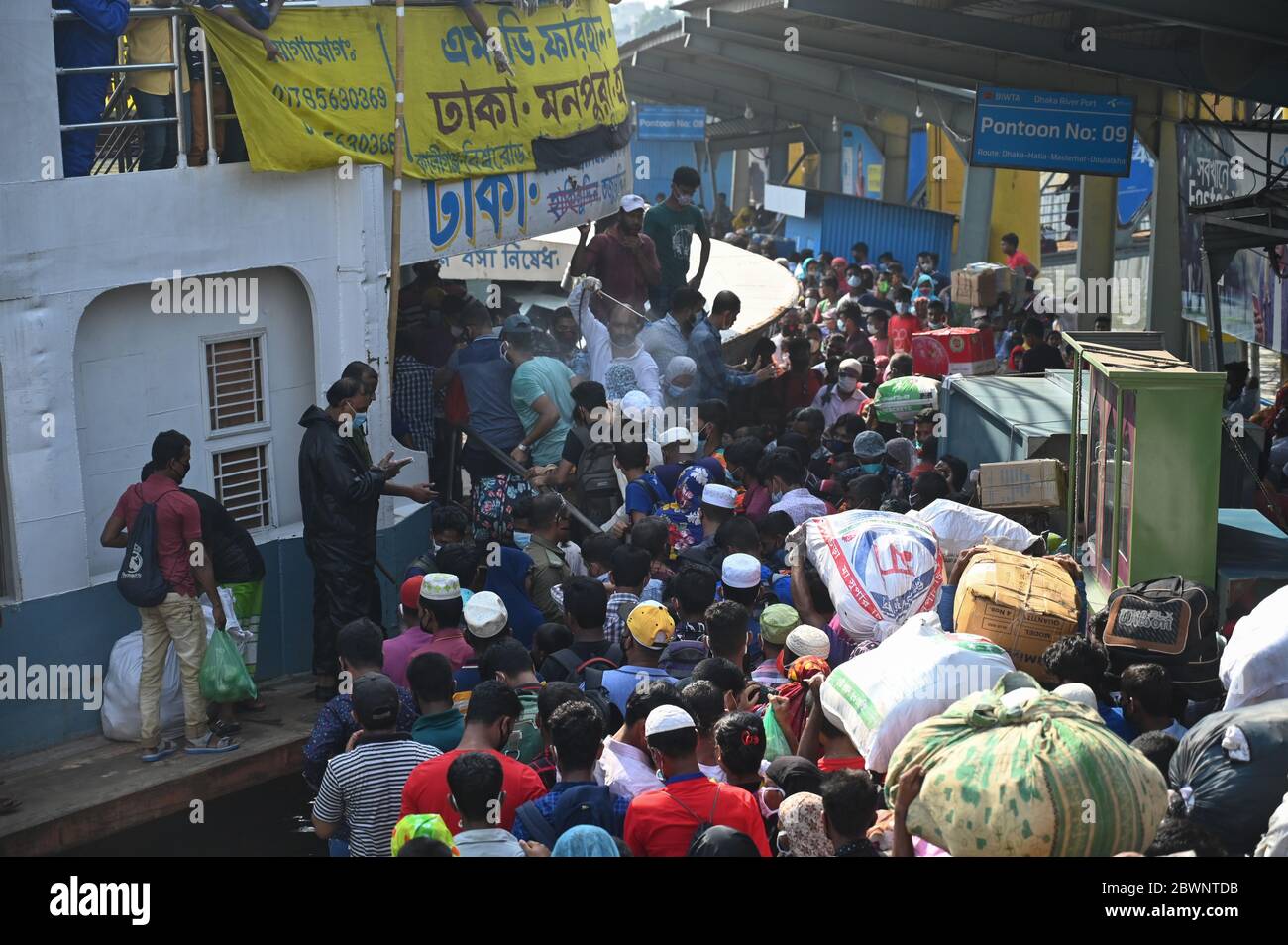 Les migrants ont envahi le terminal de ferry de Sadarghat alors qu'ils quittent la capitale après la fin d'un confinement à la suite de l'épidémie de coronavirus COVID-19 à Dhaka, au Bangladesh, le 1er juin 2020. Banque D'Images