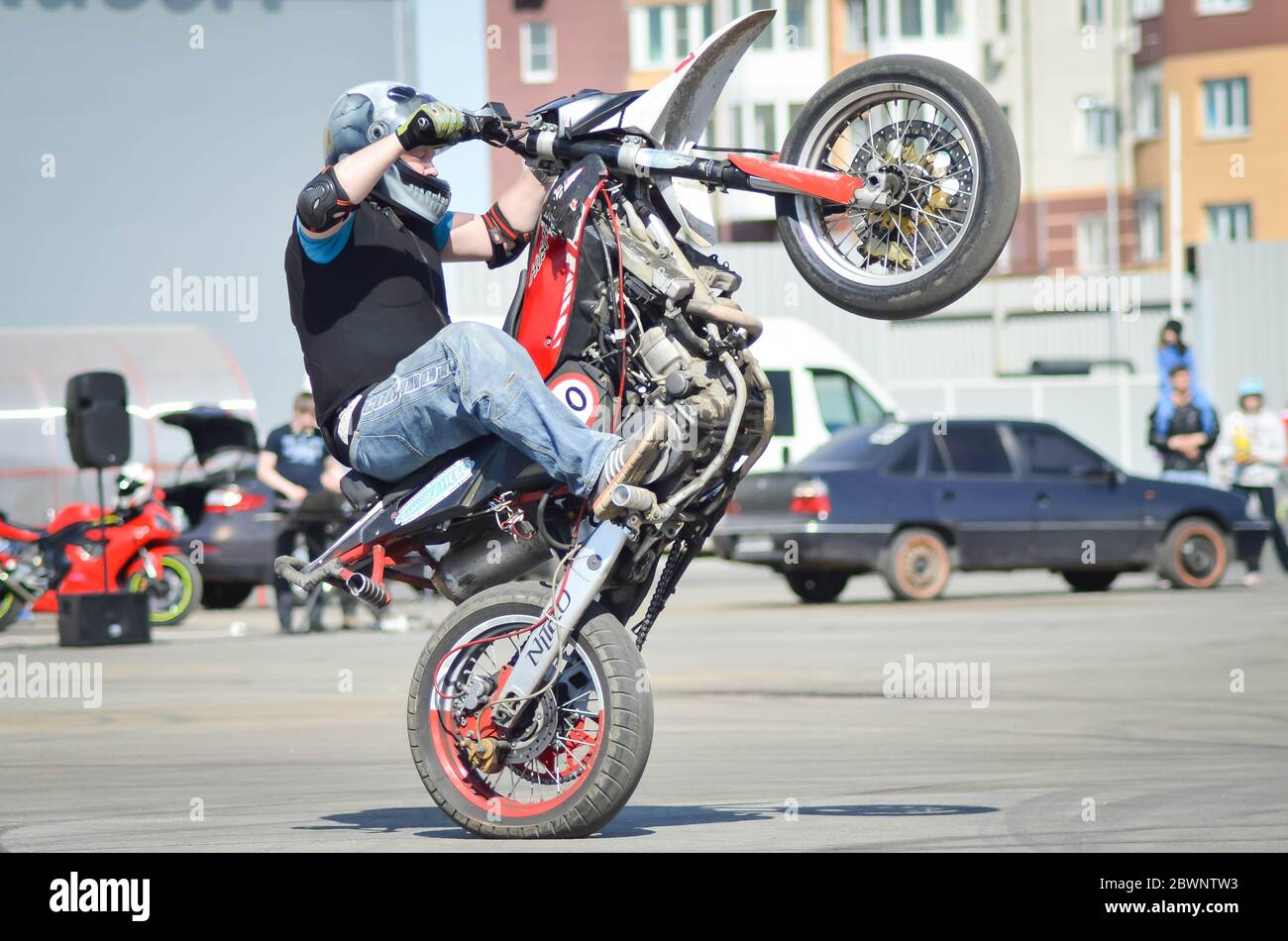 Un pilote de moto de cascades se présentant à un spectacle de moto local  Photo Stock - Alamy