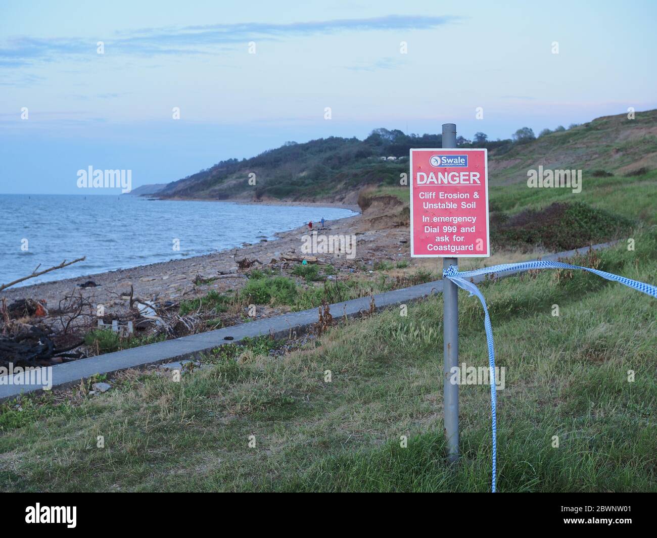 Minster on Sea, Kent, Royaume-Uni. 2 juin 2020. Après le glissement de la falaise à Eastchurch, le conseil de l'arrondissement de Swale et le garde-côtes ont enfermé le sentier de la falaise qui s'est ouvert depuis la fin des leas de Minster dans le Kent. Crédit : James Bell/Alay Live News Banque D'Images