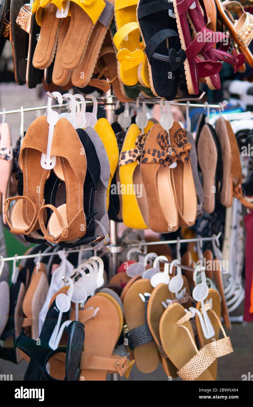 Gros plan des chaussures pour femmes, des sandales, suspendues sur un  marché extérieur de rue pour la vente Photo Stock - Alamy