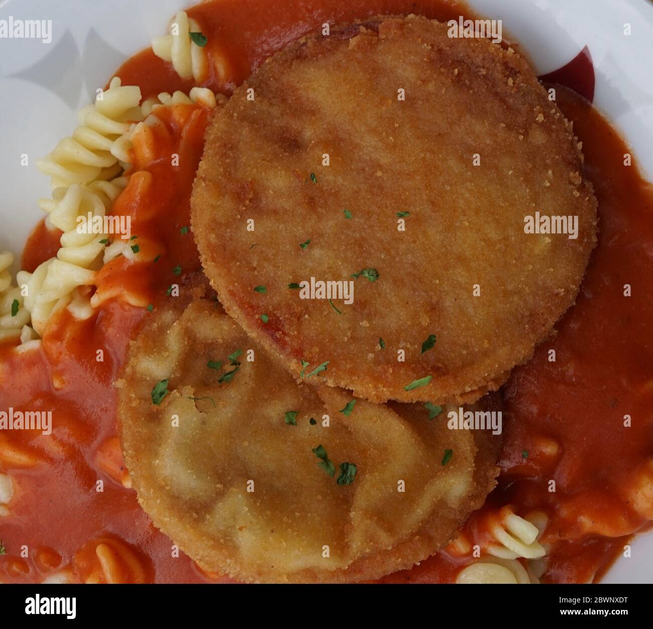 Version originale de l'escalope chasseur en République démocratique allemande avec pané Jagdwurst, nouilles et sauce tomate Banque D'Images