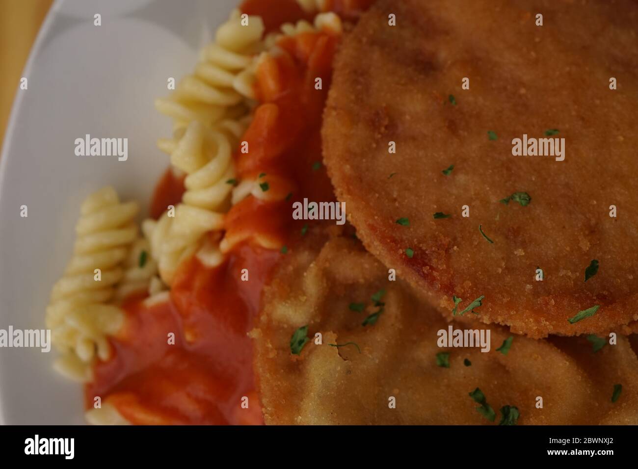 Version originale de l'escalope chasseur en République démocratique allemande avec pané Jagdwurst, nouilles et sauce tomate Banque D'Images