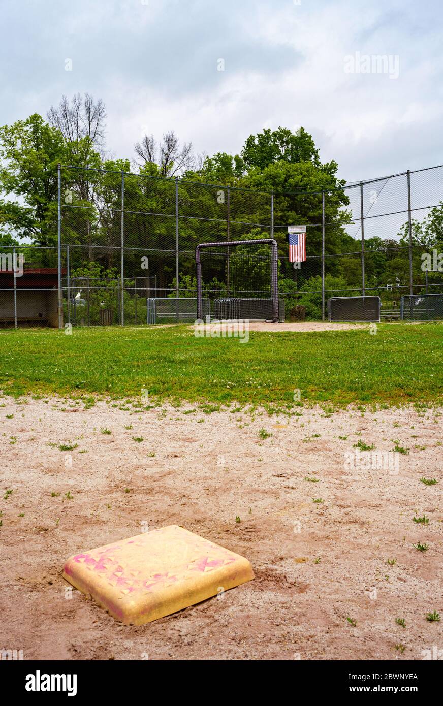 Mt. Kisco, New York le 29 mai 2020 : bien que le comté de Westchester, qui fait partie de la région du centre de l'Hudson, juste au nord de New York, ait commencé la phase 1 de la réouverture après la pandémie du coronavirus cette semaine, les terrains de baseball tels que David L. Feldman Memorial Field restent fermés en raison du besoin continu de distanciation sociale. Banque D'Images