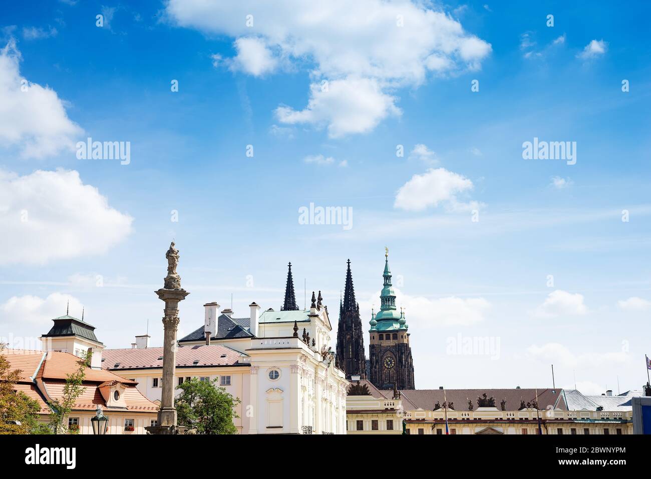 Vieille ville de Prague, République de Cech. Château de Praha avec églises, chapelles et tours sur un ciel bleu Banque D'Images