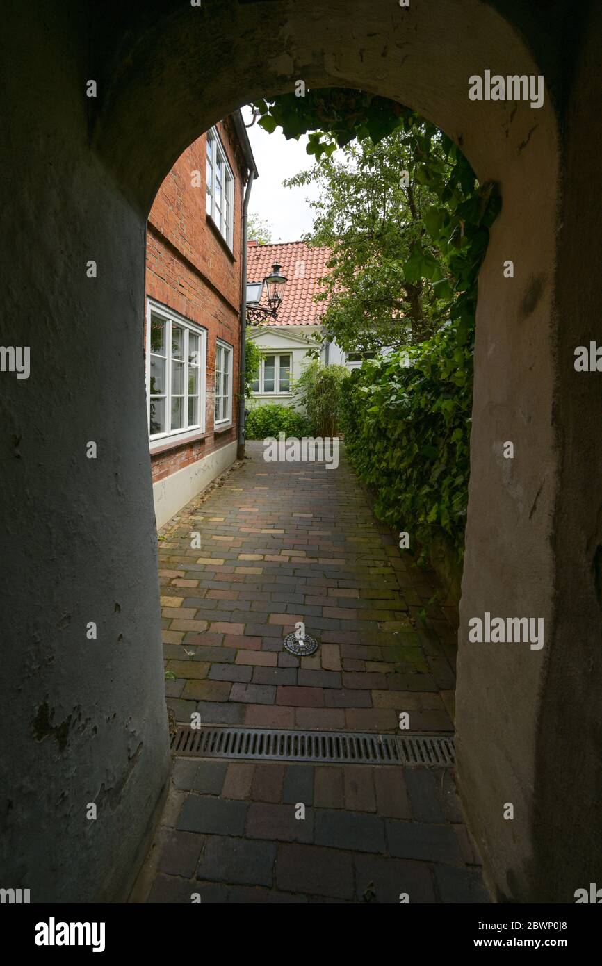 Vue à travers un étroit couloir dans une petite allée résidentielle, typique de la vieille ville médiévale de Luebeck, Allemagne, point de mire choisi Banque D'Images