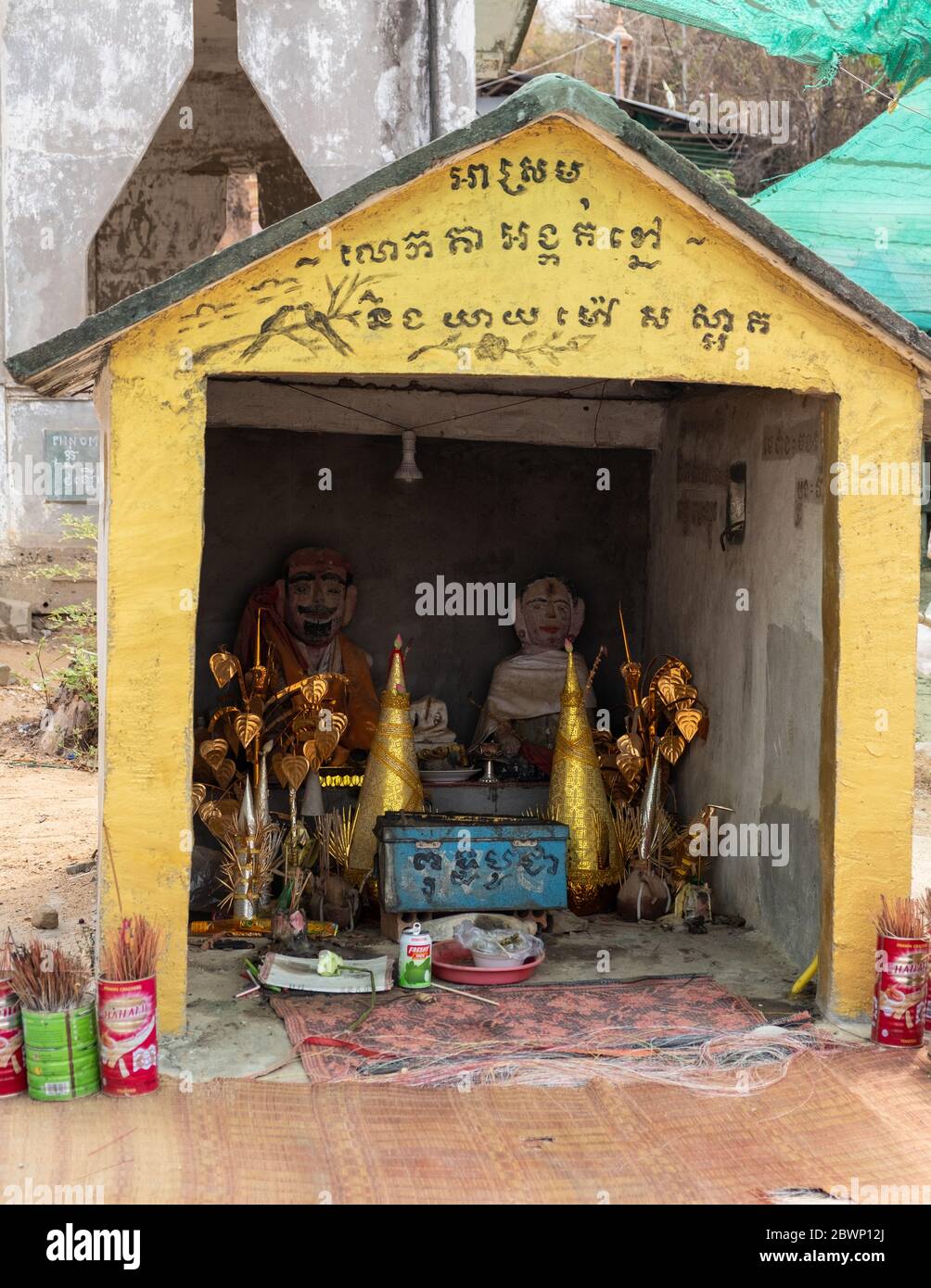 Petit autel au temple de montagne de Phnom Chisor, Rovieng, Cambodge Banque D'Images