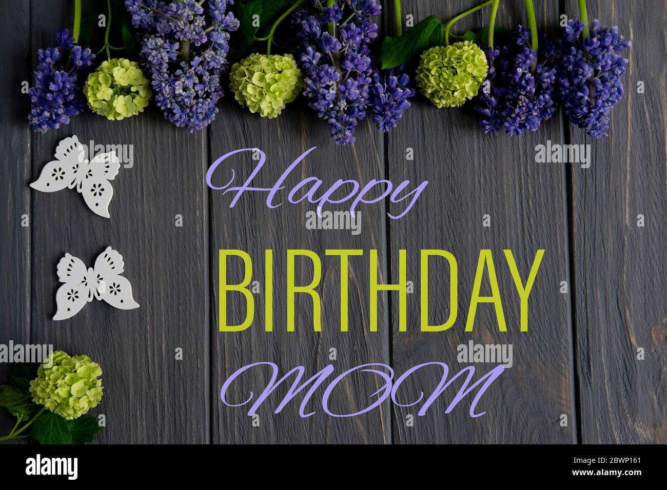 Joyeux Anniversaire Mere Carte De Voeux Pour L Anniversaire De Maman Avec Fleurs Sur Fond De Bois Gris Photo Stock Alamy