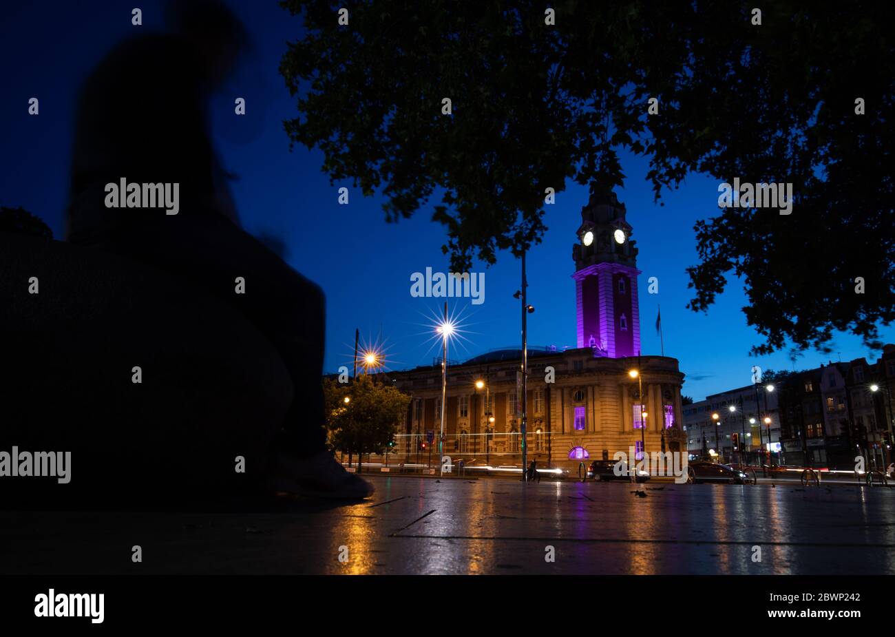 L'hôtel de ville de Lambeth, à Brixton, dans le sud de Londres, est éclairé en violet pour honorer George Floyd, tué le 25 mai, alors qu'il était en garde à vue dans la ville américaine de Minneapolis. Banque D'Images