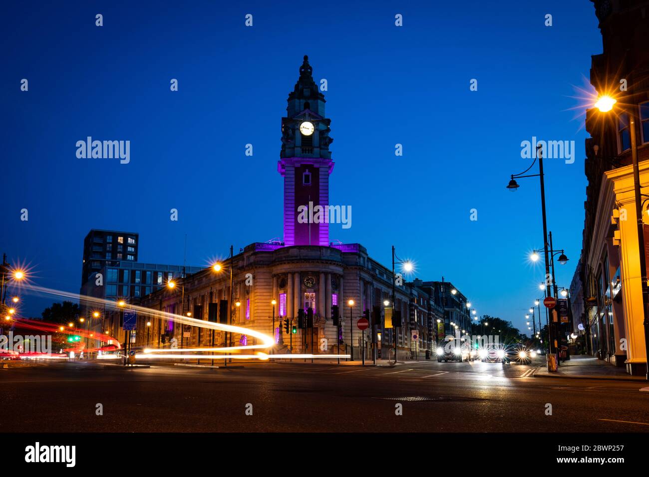 L'hôtel de ville de Lambeth, à Brixton, dans le sud de Londres, est éclairé en violet pour honorer George Floyd, tué le 25 mai, alors qu'il était en garde à vue dans la ville américaine de Minneapolis. Banque D'Images