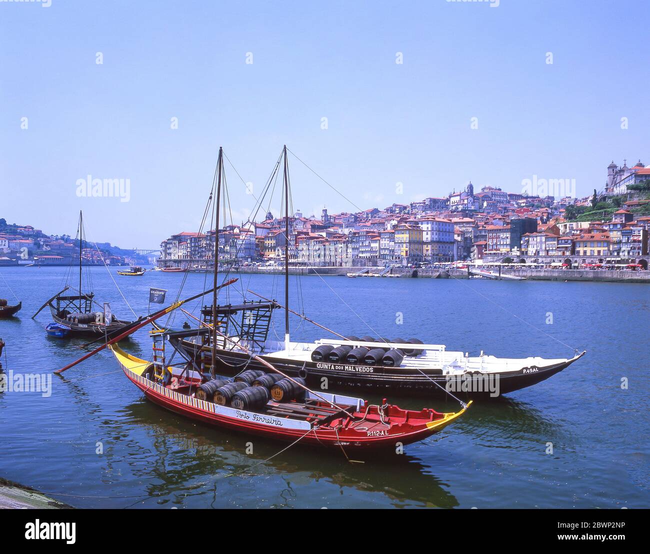 Vinho do Porto barges (Barco Rebalo) sur le fleuve Douro avec Ribeira District derrière, Porto (Porto), région Norte, Portugal Banque D'Images