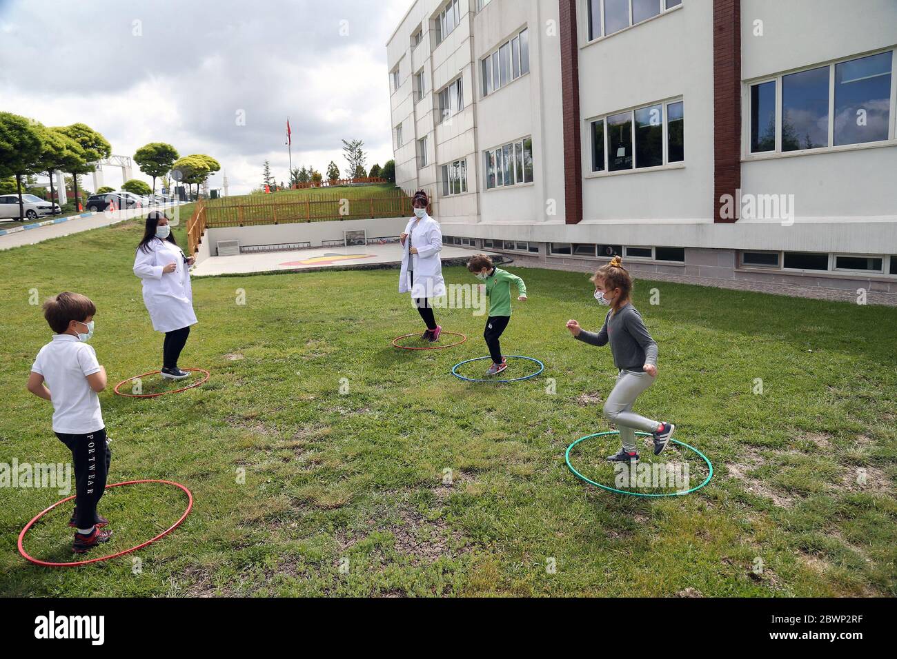 Ankara, Turquie. 2 juin 2020. Les enfants font de l'exercice avec leurs professeurs sur le terrain de jeu d'une école maternelle rouverte à Ankara, Turquie, le 2 juin 2020. La pandémie de COVID-19 en Turquie a continué de ralentir mardi, avec 786 nouveaux cas d'infection enregistrés, portant le nombre total de cas confirmés à 165,555. Crédit: Mustafa Kaya/Xinhua/Alamy Live News Banque D'Images