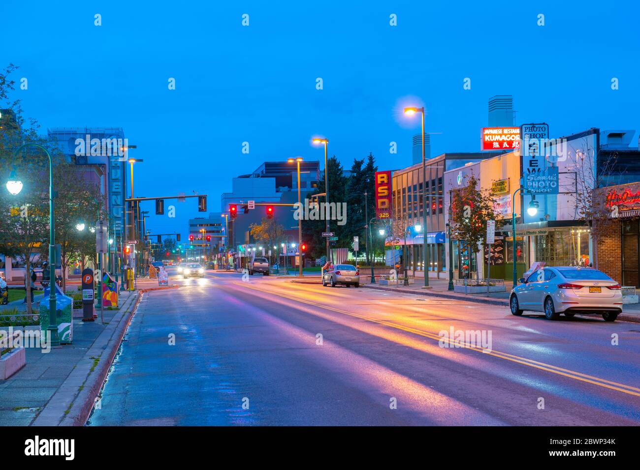 Bâtiments historiques la nuit sur la 4e Avenue à F Street dans le centre-ville d'Anchorage, Alaska, AK, États-Unis. Banque D'Images
