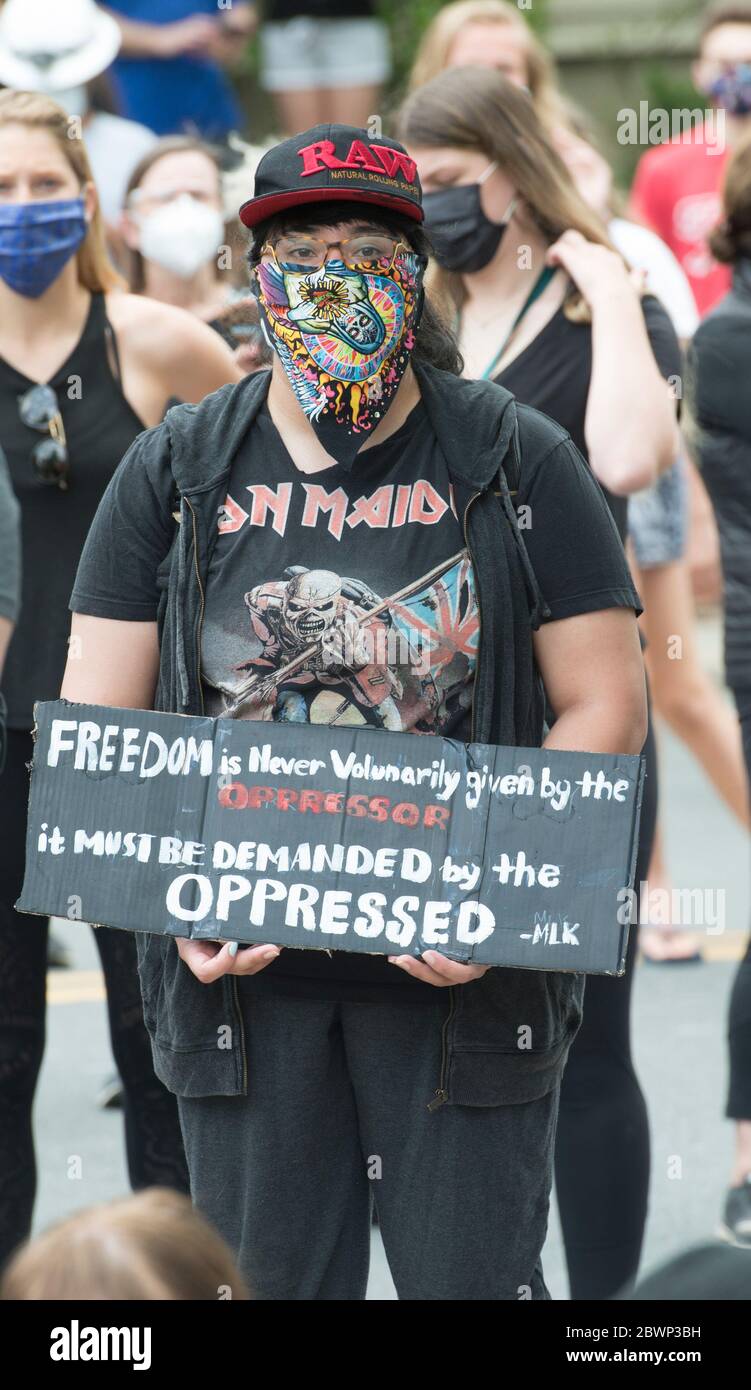 Bethesda, MD, 2 juin : un rassemblement organisé par des élèves du secondaire a amené des milliers de manifestants à Bethesda, Maryland, une banlieue proche de Washington DC, pour exprimer leurs préoccupations au sujet de la brutalité policière et du racisme systémique après la mort de George Floyd au Minnesota par un policier de Minneapolis. 2 juin 2020. Crédit : Patsy Lynch/MediaPunch Banque D'Images