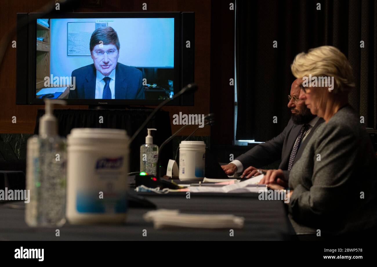 Washington, États-Unis d'Amérique. 02 juin 2020. Directeur adjoint des programmes de réglementation, Centre d'évaluation et de recherche sur les médicaments Food and Drug Administration, Douglas Throckmorton M.D. parle par vidéo-conférence lors d'une audience du Comité des finances du Sénat des États-Unis sur le COVID-19 et au-delà : Supervision du processus d'inspection de la fabrication de médicaments à l'étranger de la FDA au Capitole des États-Unis à Washington, DC le 2 juin 2020. Crédit : Andrew Caballero-Reynolds/Pool via CNP | usage dans le monde crédit : dpa/Alay Live News Banque D'Images