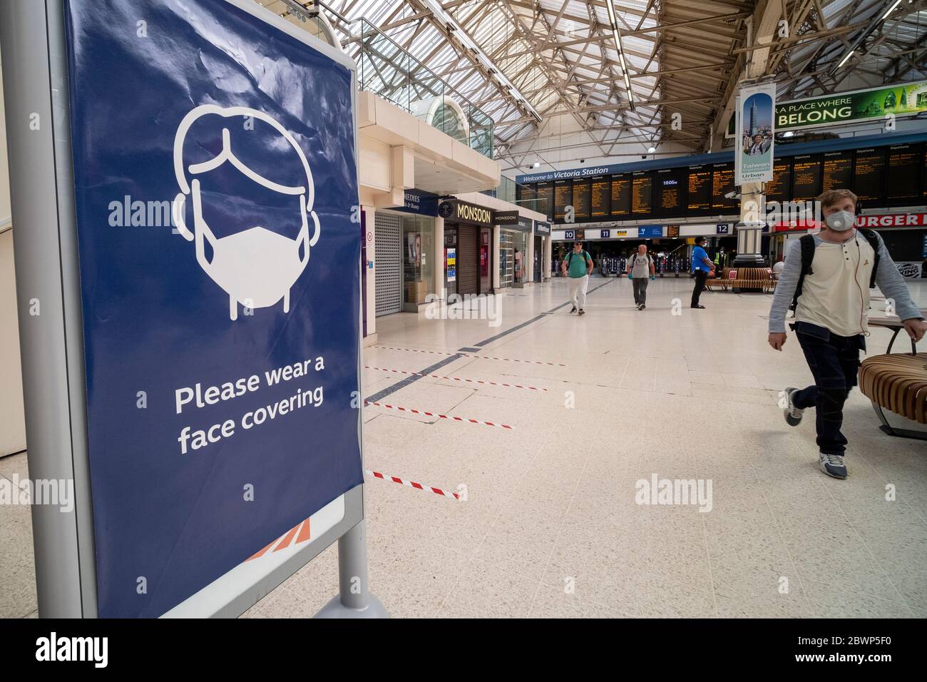 London- Covid 19 social signes de distance à la gare Victoria de Londres Banque D'Images